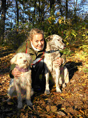 Sandra mit Paulina und Luna im Wald